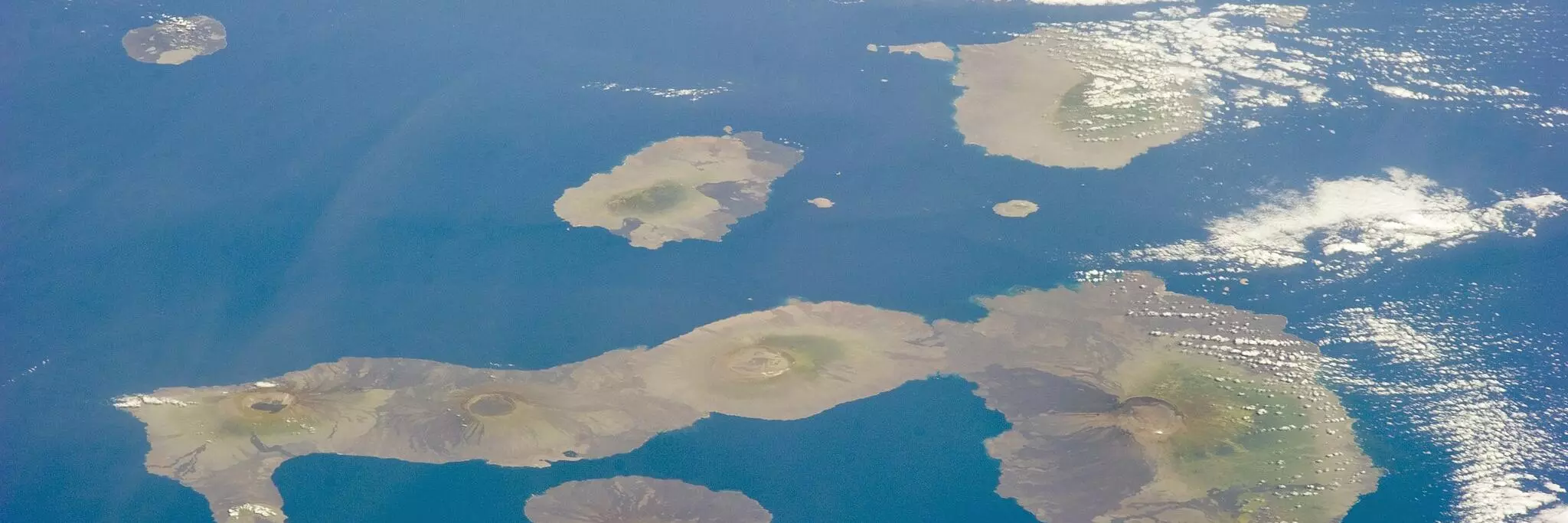 2048px iss 38 galapagos islands